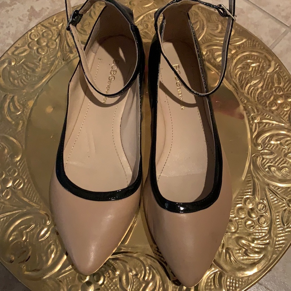 BCBG Black & tan ankle leather flats